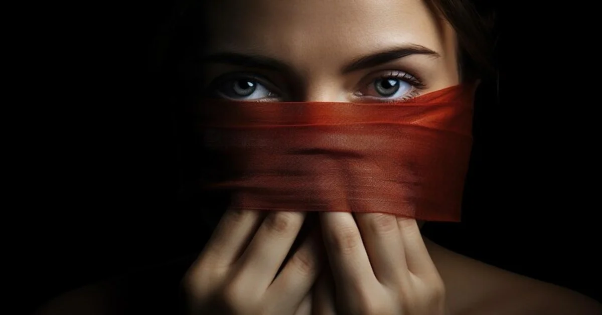 7 Red Flags Of A Damaged Woman