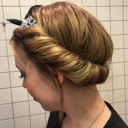 Easy Roll Up Hairdo