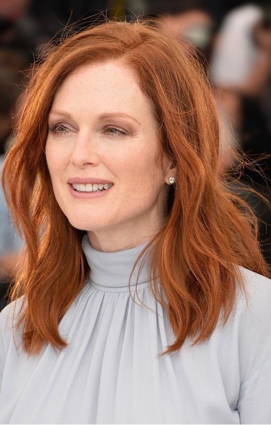 Julianne Moore’s Natural Red Straight Hair