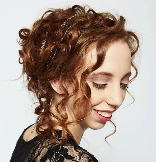 15. Romantic Retro Hairstyle
