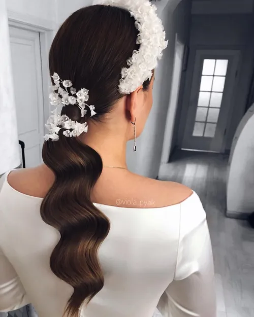 14. Chic Bridal Pony
