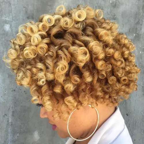 7. Sweet Curly Crop with Highlights
