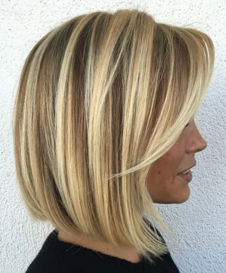 8. Honey Blonde Collarbone Bob
